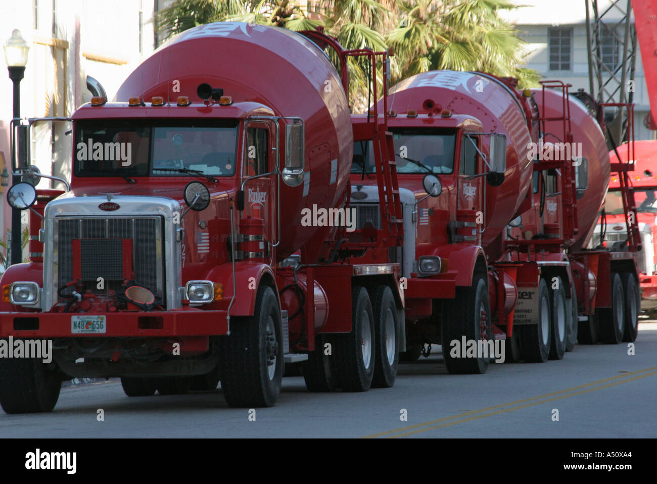 Miami Beach Florida,South Beach,Ocean Drive,camion de mélangeur de ciment,camions,livraison,hôtels d'hôtel motels inn motel,hôtels,en construction nouvelle si Banque D'Images