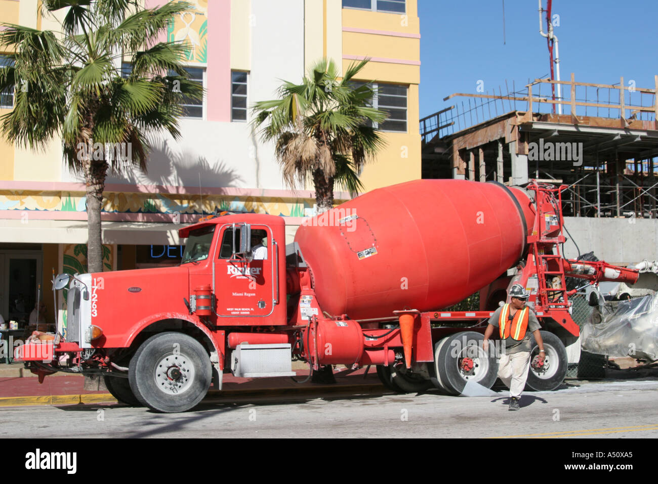 Miami Beach Florida,South Beach,Ocean Drive,camion de mélangeur de ciment,camions,livraison,hôtels d'hôtel motels inn motel,hôtels,en construction nouvelle si Banque D'Images