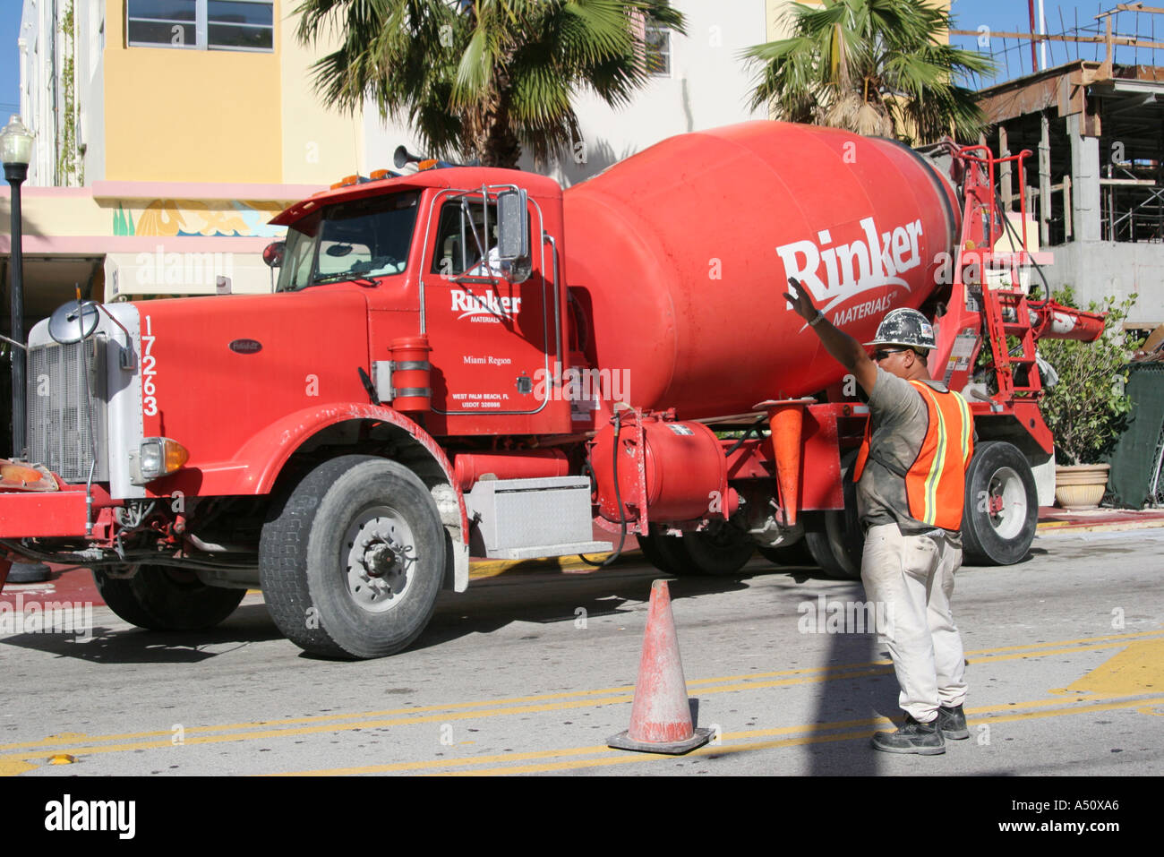 Miami Beach Florida,South Beach,Ocean Drive,camion de mélangeur de ciment,camions,livraison,hôtels d'hôtel motels inn motel,hôtels,en construction nouvelle si Banque D'Images
