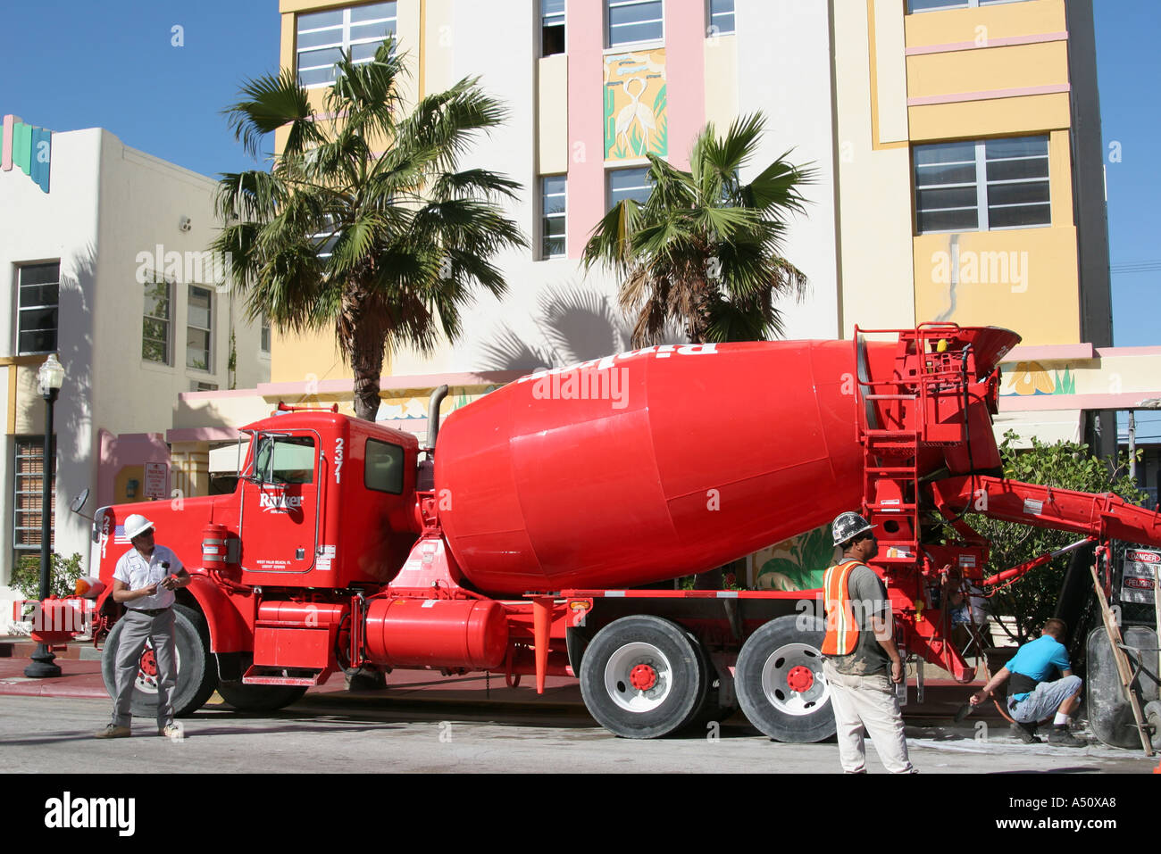 Miami Beach Florida,South Beach,Ocean Drive,camion de mélangeur de ciment,camions,livraison,hôtels d'hôtel motels inn motel,hôtels,en construction nouvelle si Banque D'Images