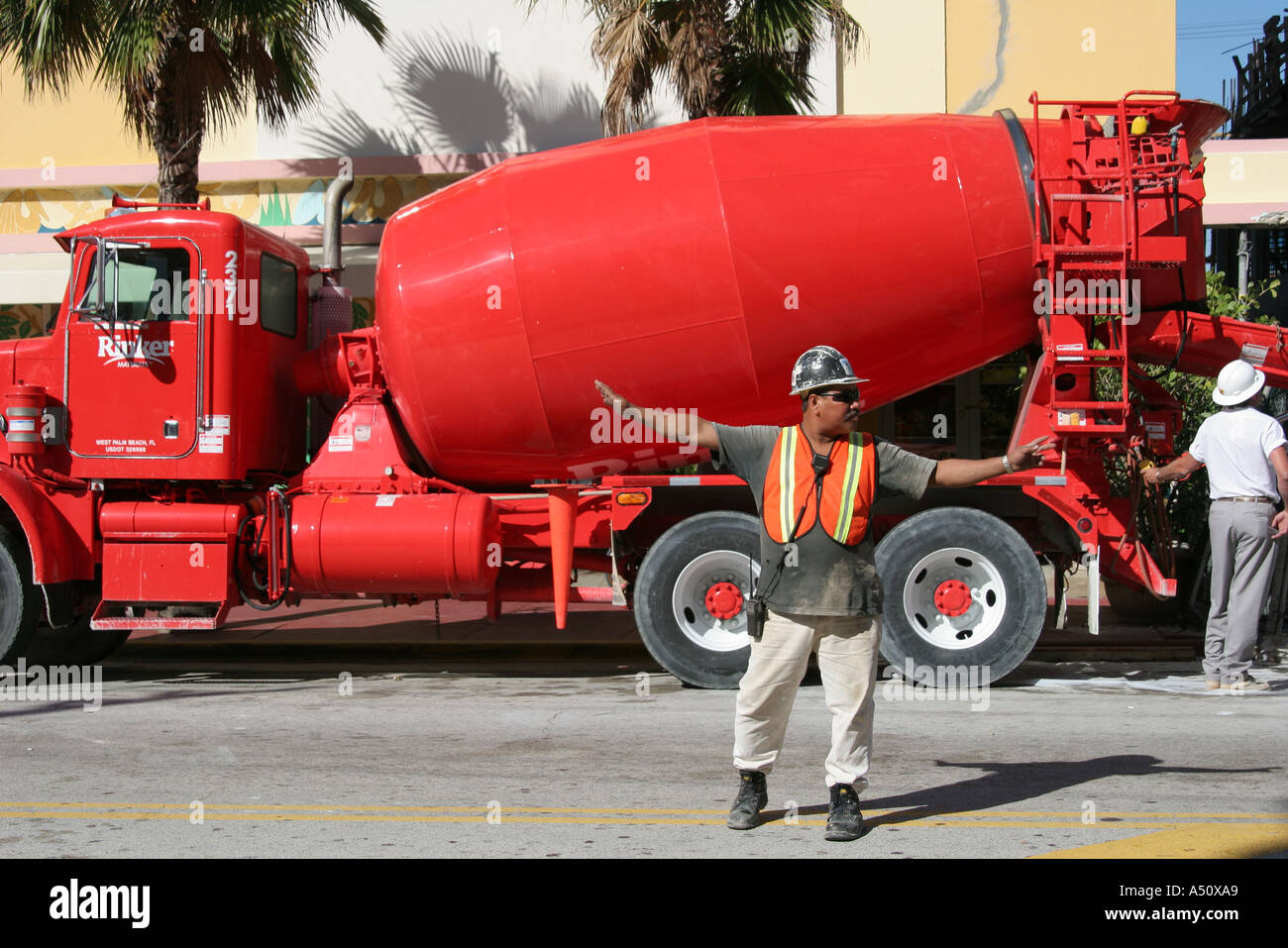 Miami Beach Florida,South Beach,Ocean Drive,camion de mélangeur de ciment,camions,livraison,hôtels d'hôtel motels inn motel,hôtels,en construction nouvelle si Banque D'Images