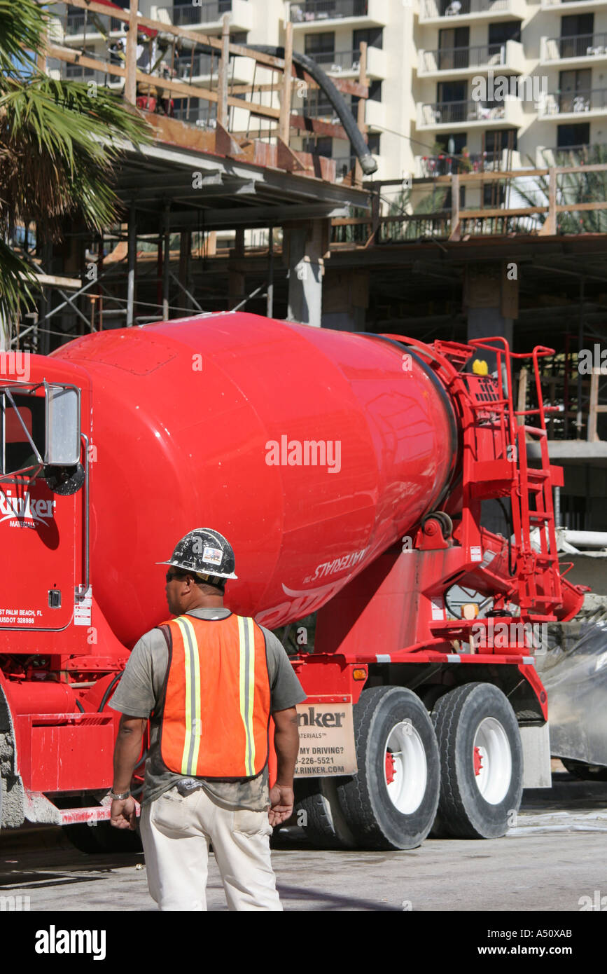 Miami Beach Florida,South Beach,Ocean Drive,camion de mélangeur de ciment,camions,livraison,hôtels d'hôtel motels inn motel,hôtels,en construction nouvelle si Banque D'Images