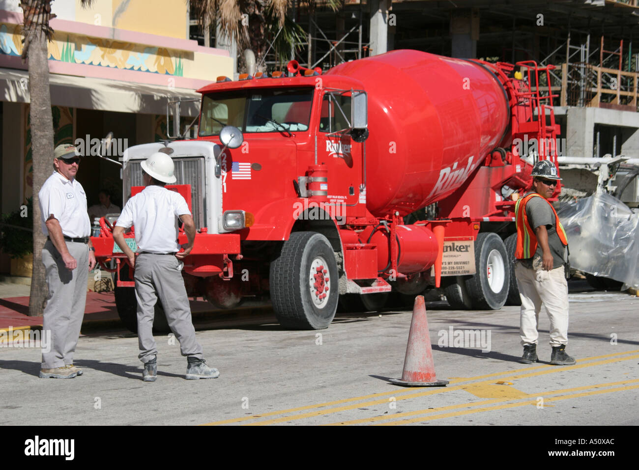 Miami Beach Florida,South Beach,Ocean Drive,camion de mélangeur de ciment,camions,livraison,hôtels d'hôtel motels inn motel,hôtels,en construction nouvelle si Banque D'Images