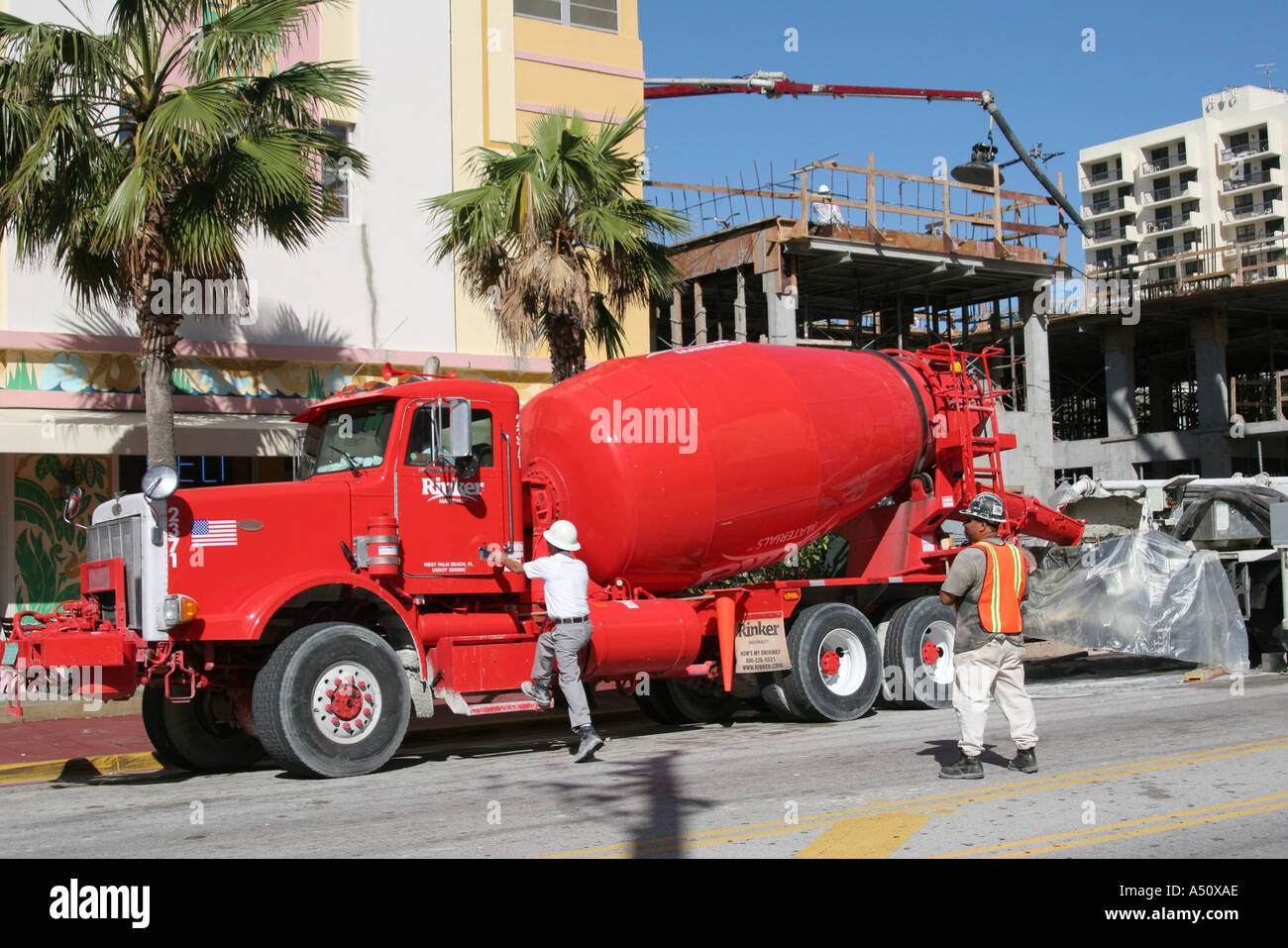 Miami Beach Florida,South Beach,Ocean Drive,camion de mélangeur de ciment,camions,livraison,hôtels d'hôtel motels inn motel,hôtels,en construction nouvelle si Banque D'Images