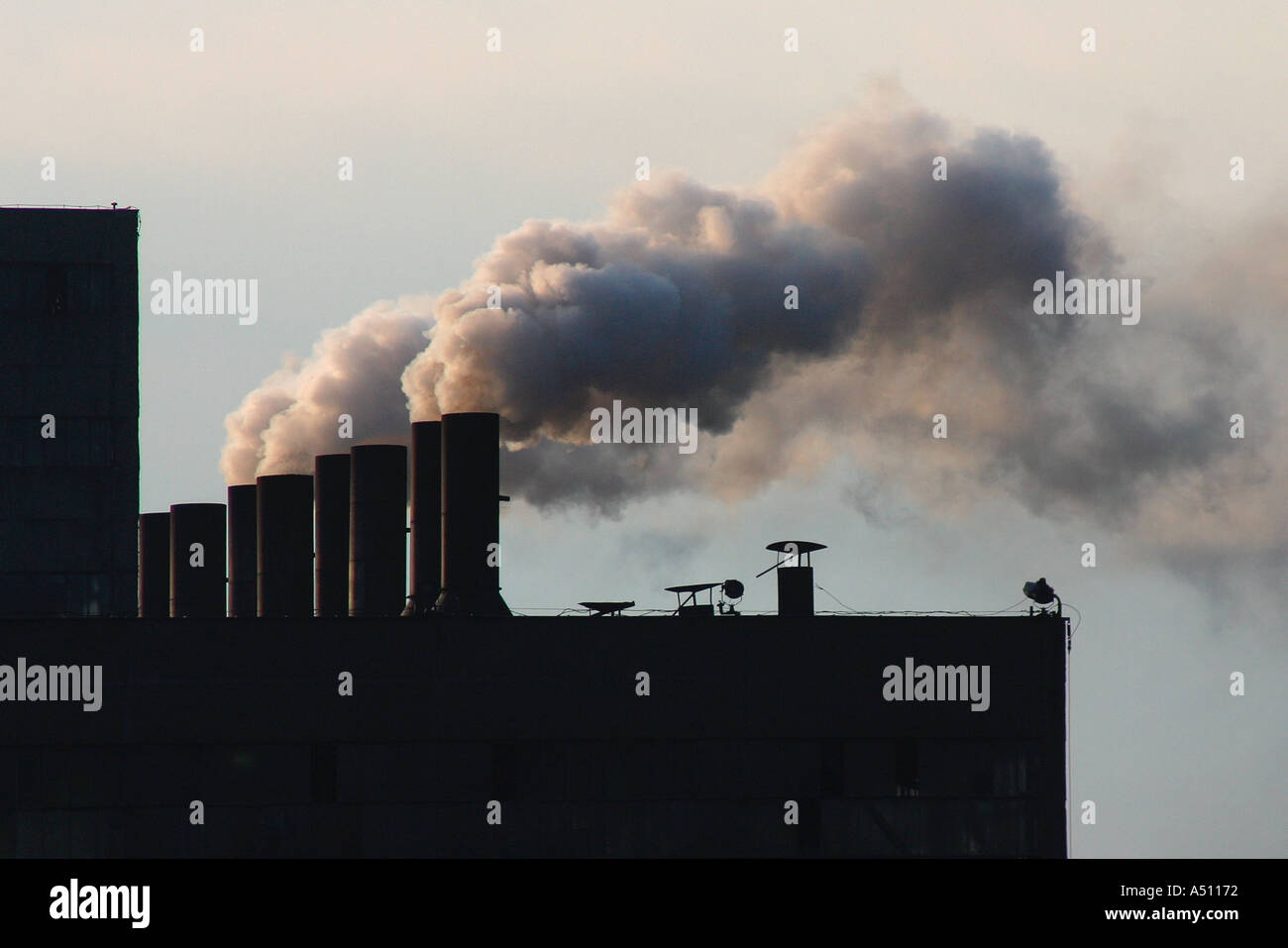 Complexe industriel Pologne montrant la fumée et pollution atmosphérique en Silhouette Banque D'Images