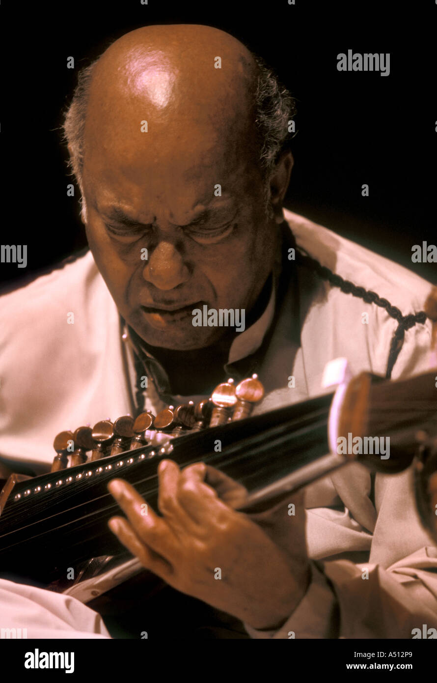 Les musiciens classiques indiens Ustad Ali Akbar Khan Sarod de jeu Banque D'Images