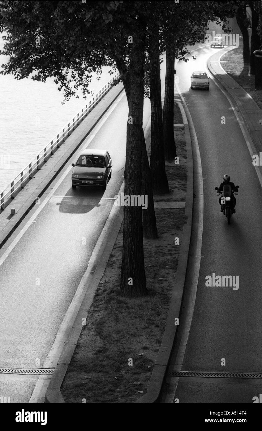 Une route à Paris, France à côté de la Seine Banque D'Images