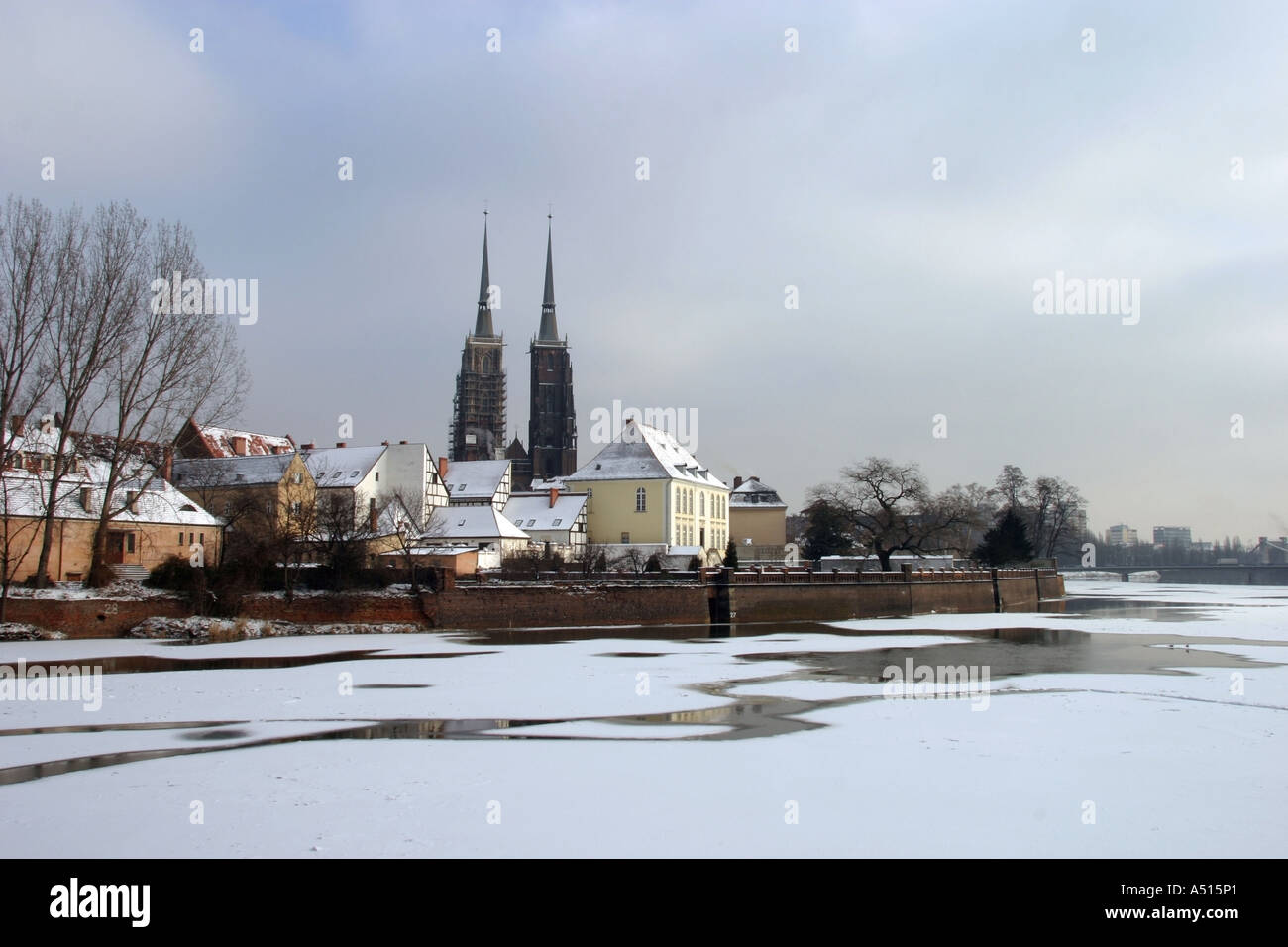Ostrow Tumski Island et Cathédrale de Saint Jean Baptiste dans la lumière d'hiver froid de la rivière Oder Wroclaw Breslau Pologne Banque D'Images