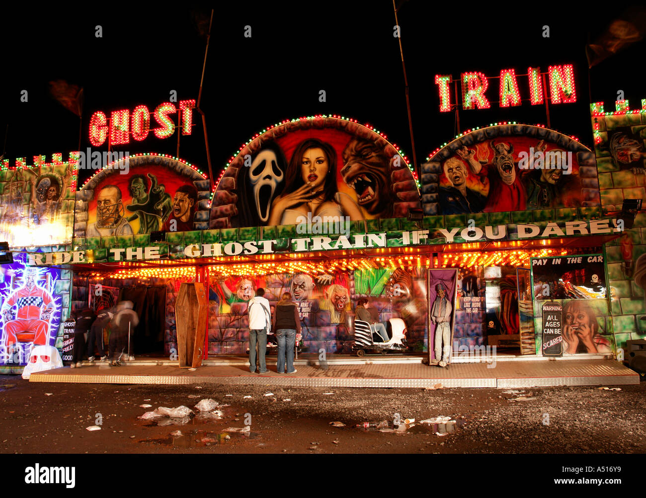 Voyageant de foire Ghost Train Photo de nuit Banque D'Images