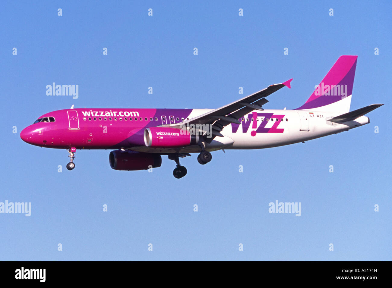 Wizz Air Airbus A320 à l'atterrissage à l'aéroport de Luton Banque D'Images