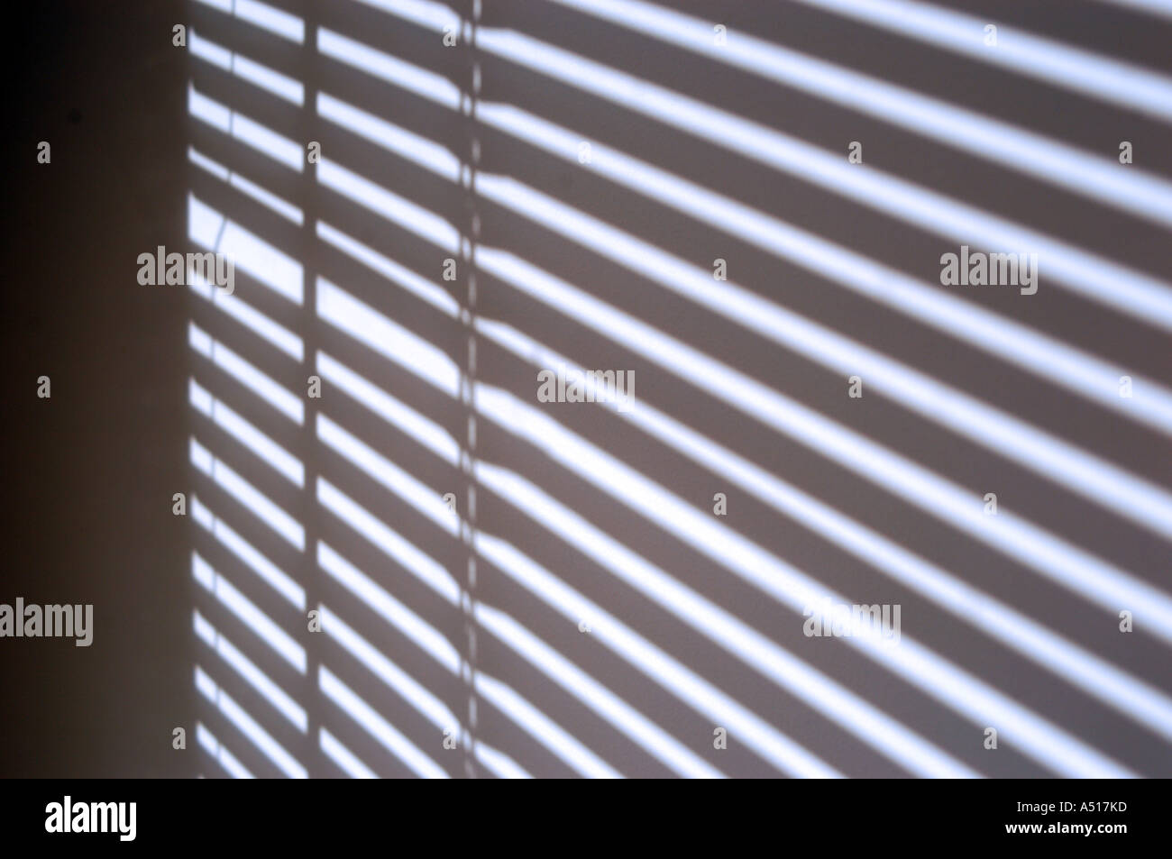 Ombre de blinds cast on wall Banque D'Images