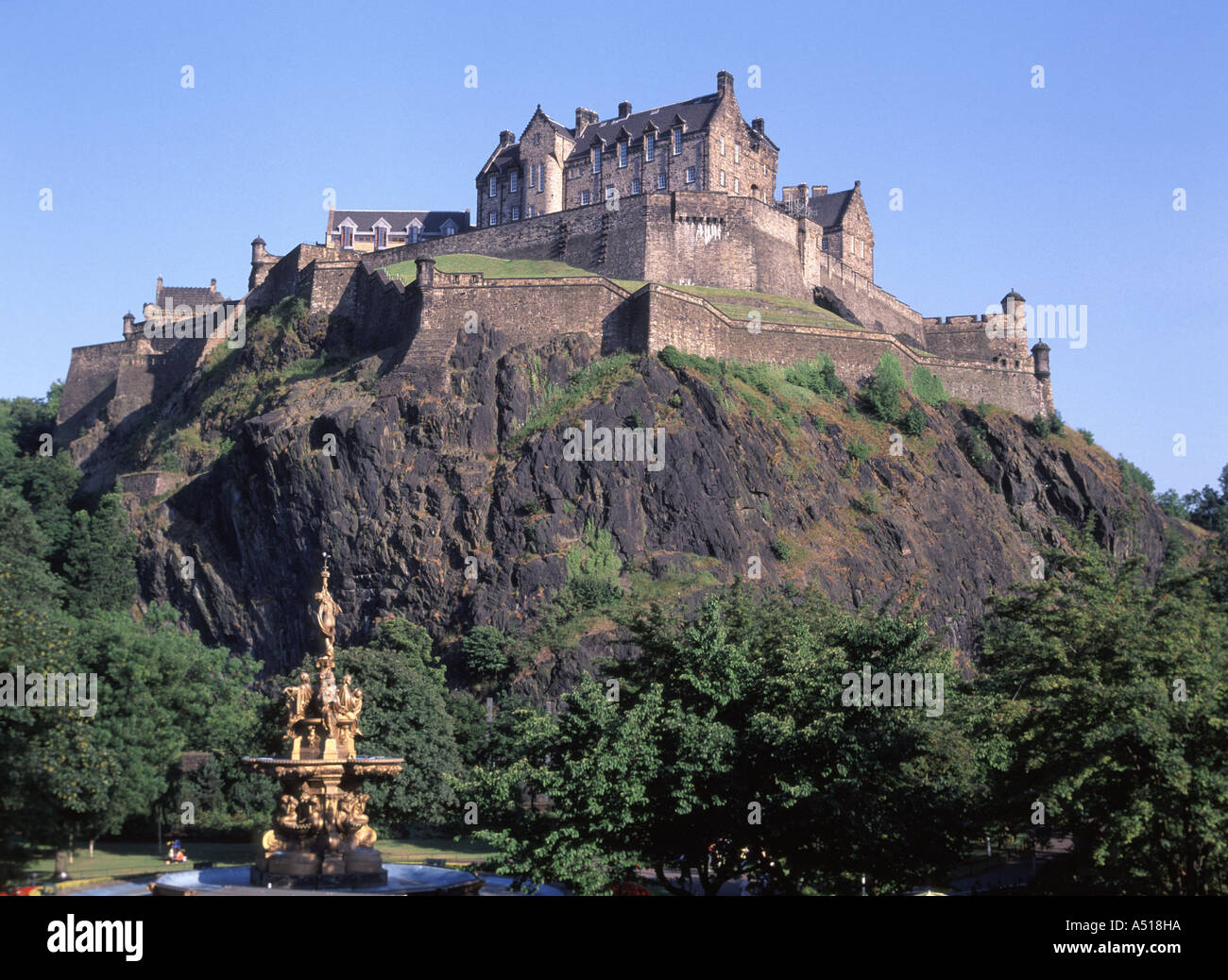 Établissement emblématique et célèbre forteresse historique la construction du château d'Edimbourg sur les affleurements de granit domine les toits de la ville de fontaine dans une partie du parc, au nord de l'Ecosse Banque D'Images