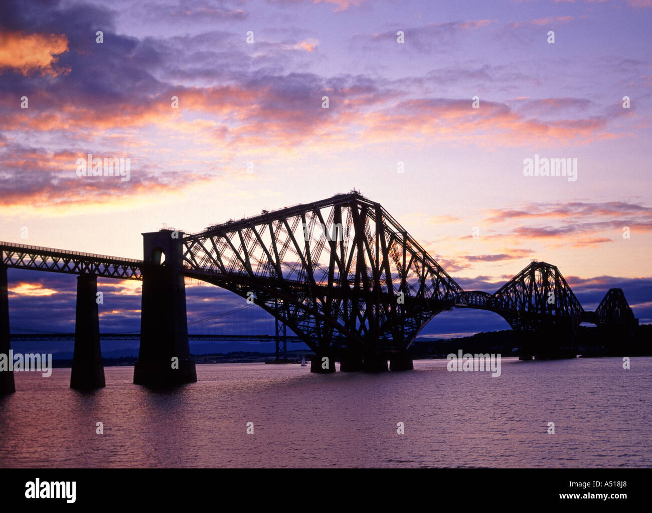 Historique Victorian Scotland Firth of Forth acier cantilever pont ferroviaire en silhouette au coucher du soleil South Queensferry vue vers North Queensferry UK Banque D'Images