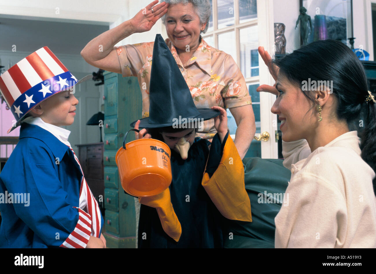 Famille avec enfants latino en costume Banque D'Images