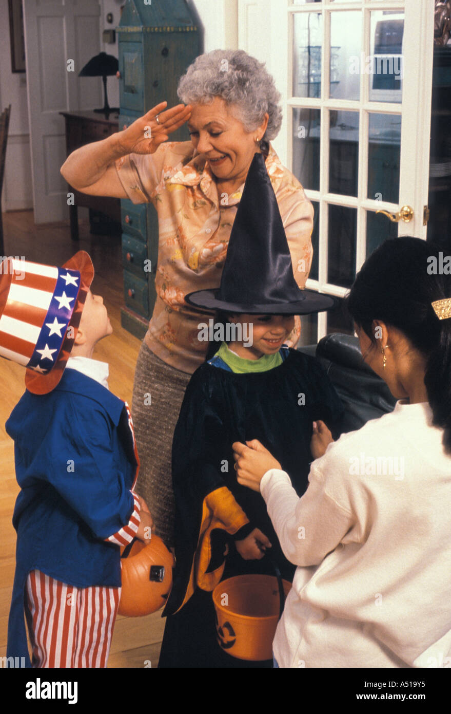 Famille avec enfants latino en costume Banque D'Images