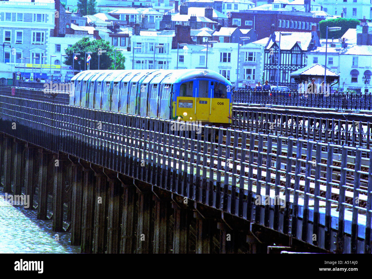 L'un des 1938 ex Northern Line trains souterrains qui courent le long de Ryde Pier sur l'île de Wight Banque D'Images