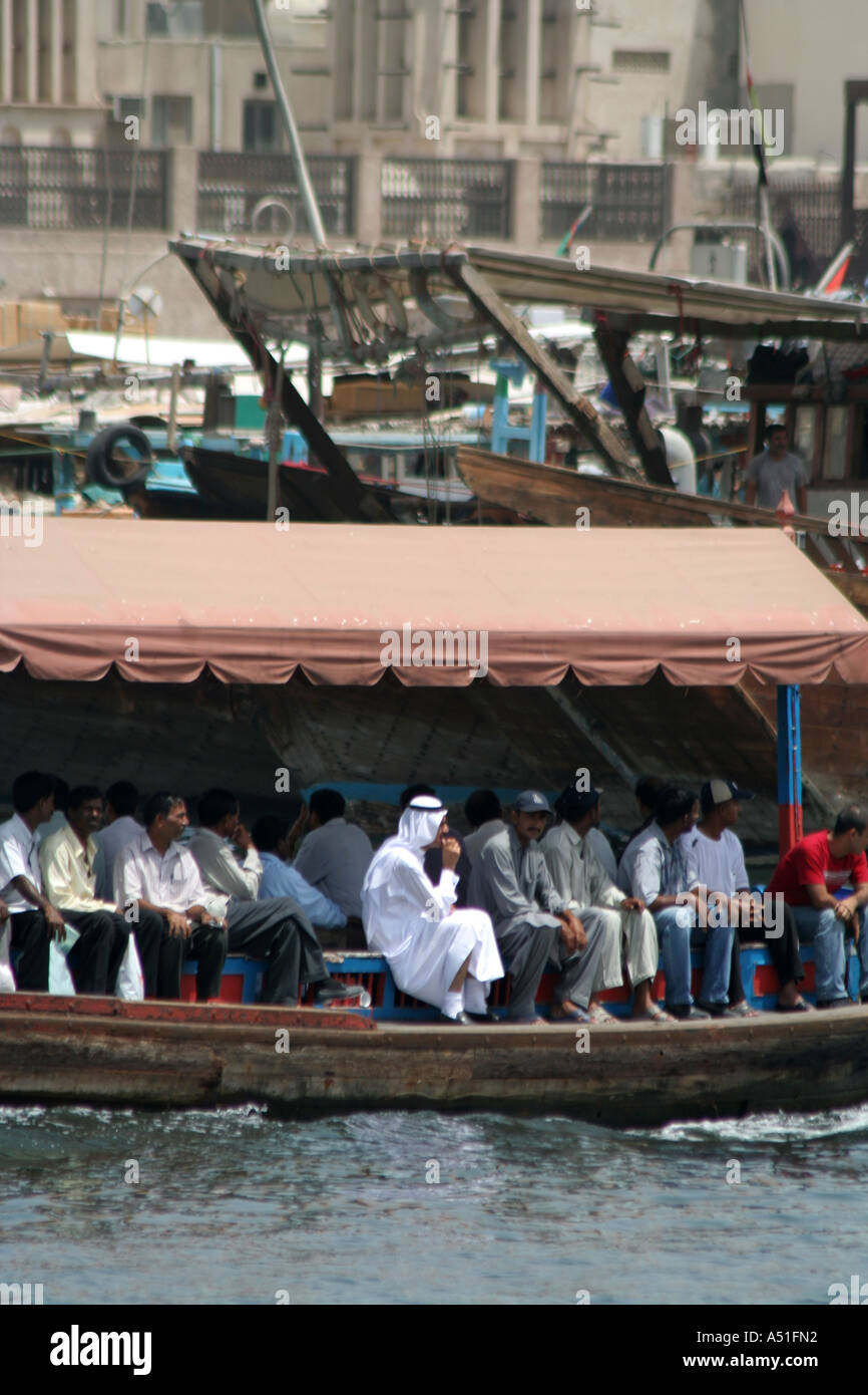 La crique de Dubaï, passagers monter un en bateau-taxi, ÉMIRATS ARABES UNIS, Émirats Arabes Unis Banque D'Images