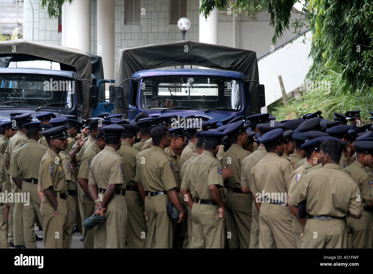 Kandy, Sri Lanka, la police se rassemblent pour un exposé avant le début de l'Esala Perahera de Kandy grand défilé du festival Banque D'Images