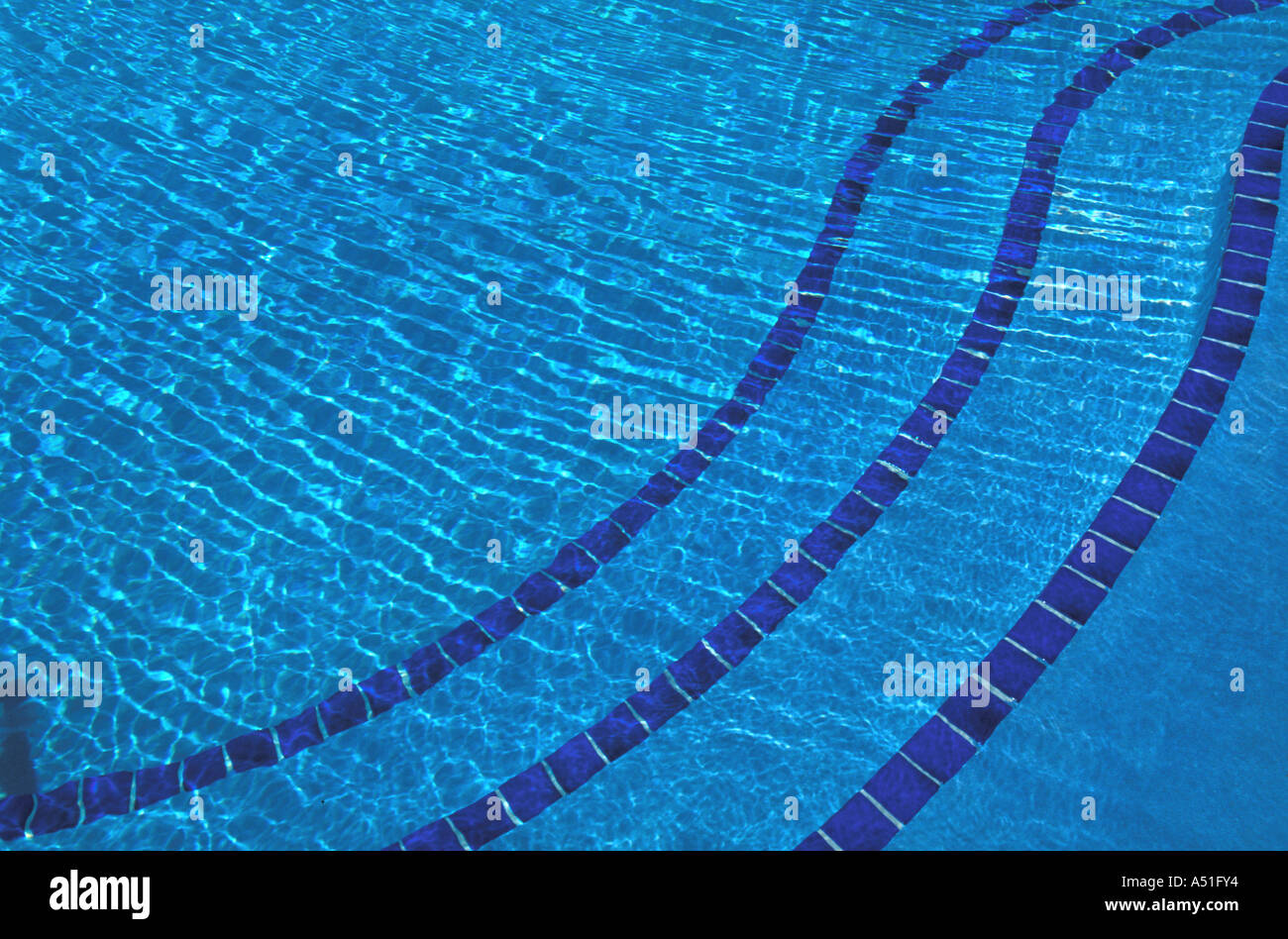 Les ondulations de l'eau de piscine idée concept d'arrière-plan Banque D'Images