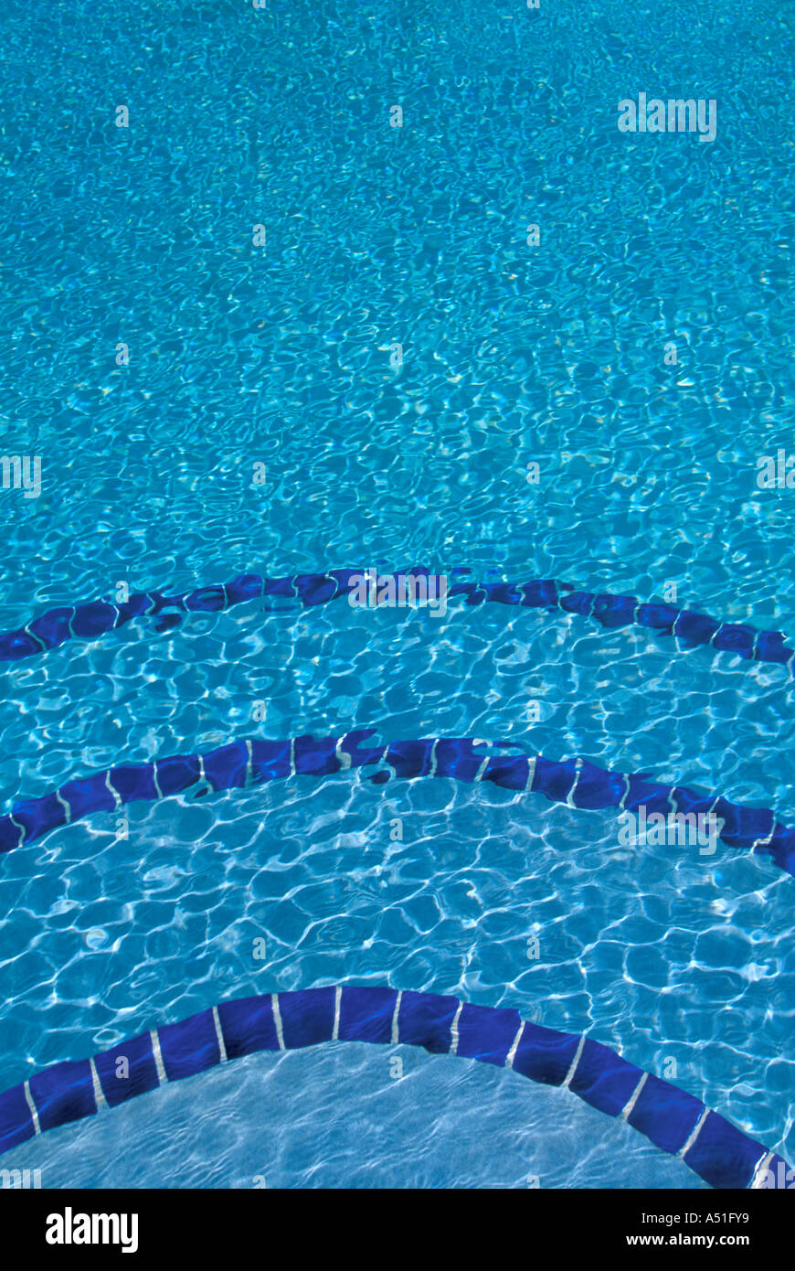 Les ondulations de l'eau de piscine concept idée d'arrière-plan Banque D'Images