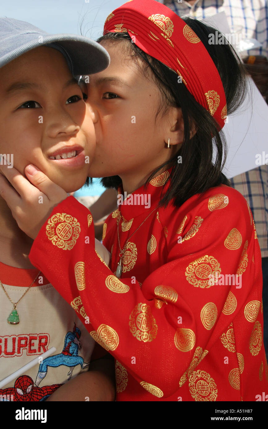 Miami Florida,Homestead,fruit and Spice Park,Asian Culture Festival,festivals,célébration,foire,fille chinoise,filles,enfant,garçon embrassant,garçons,enfant,traditi Banque D'Images
