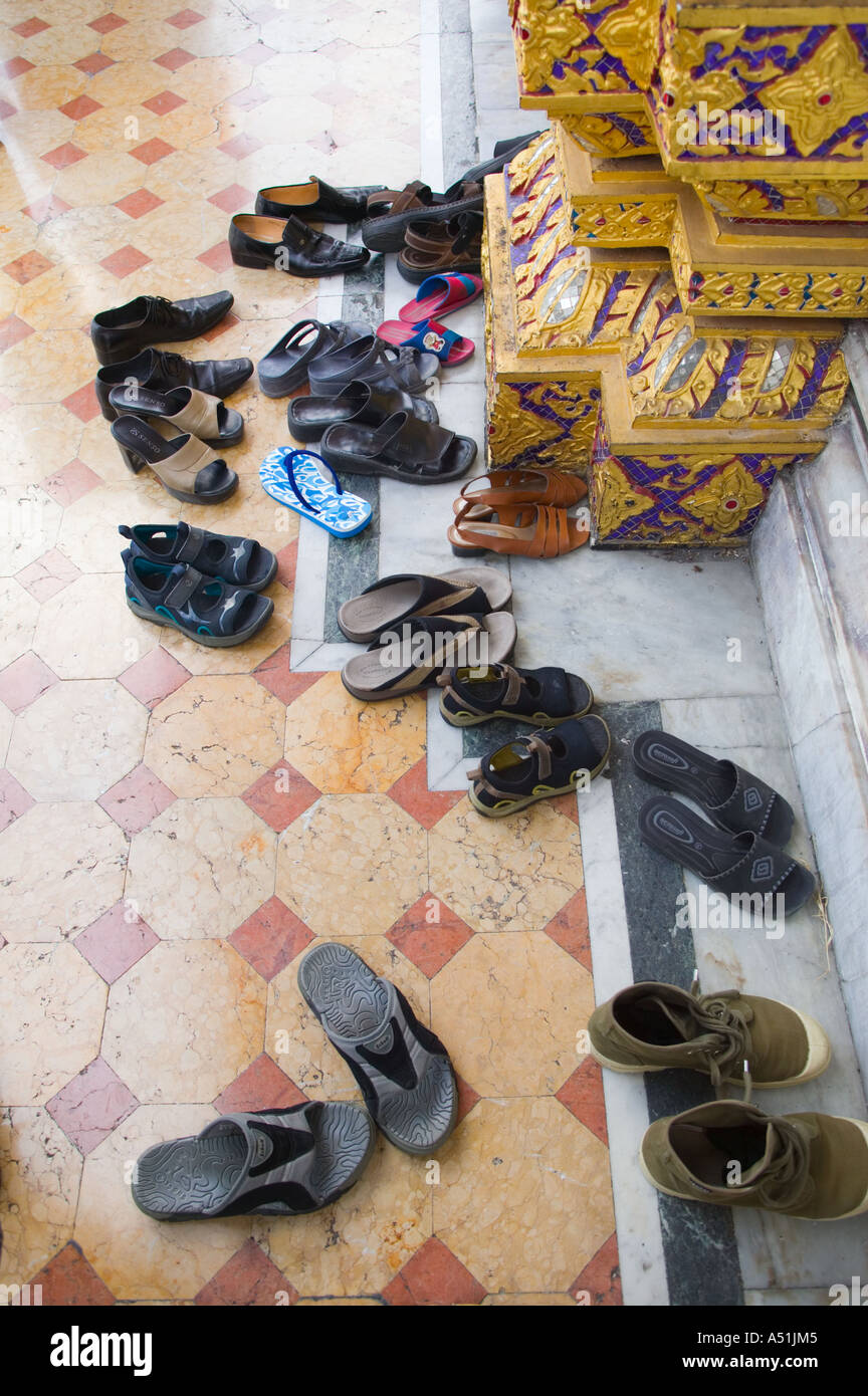 Chaussures à Wat Benchamabophit temple Thaïlande Banque D'Images
