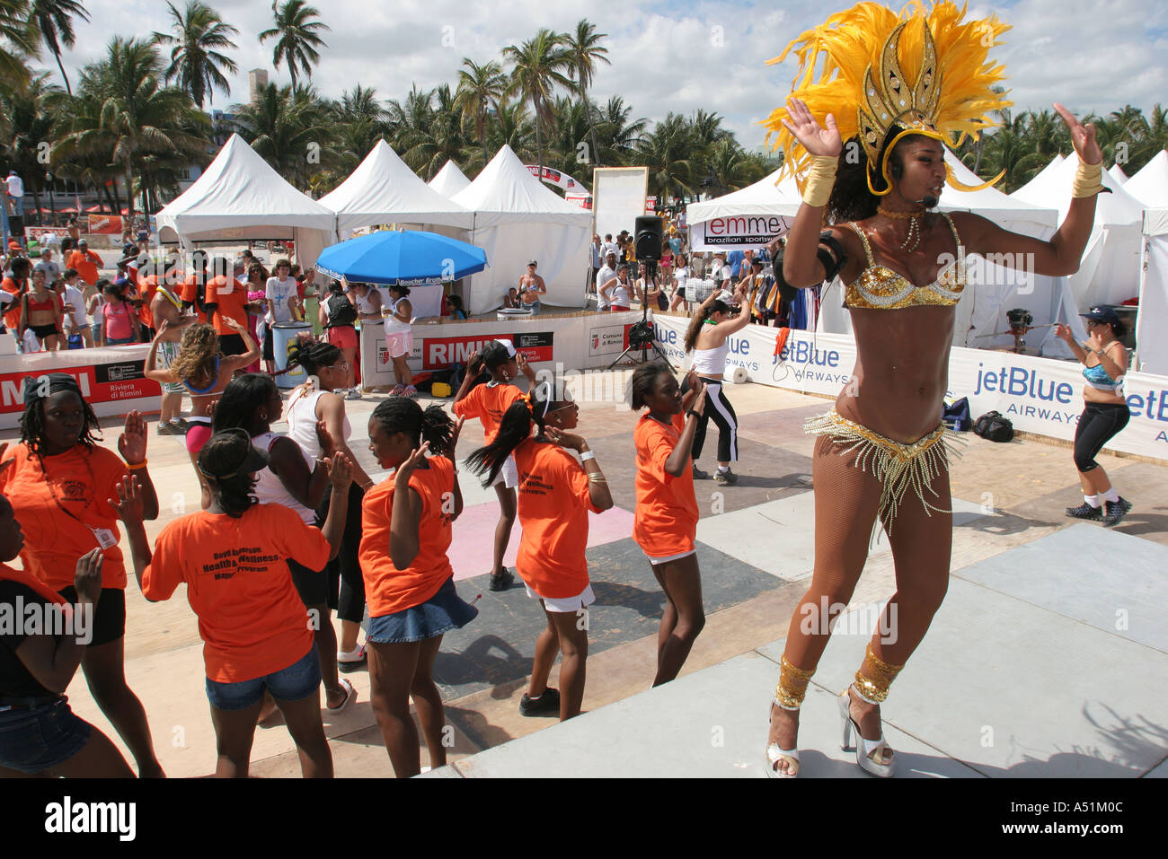 Miami Beach Florida, Ocean Drive, Lummus Park, Sport and Fitness Festival, festivals, célébration, foire, Mardi gras thème aérobic, exercice, les visiteurs voyage t Banque D'Images