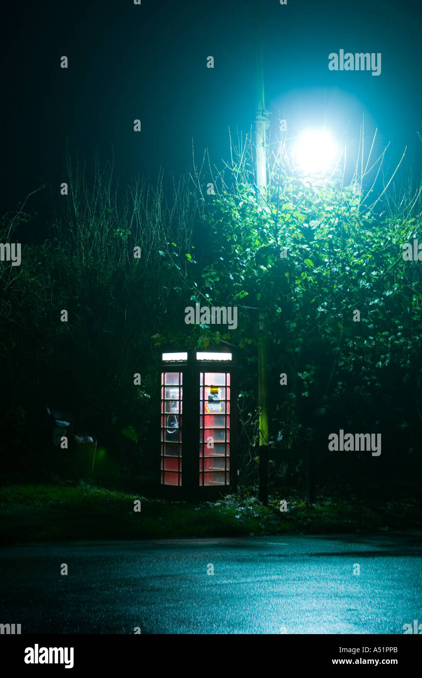 Une cabine téléphonique sous une lampe de rue dans un village de Suffolk, UK Great Livermere Banque D'Images