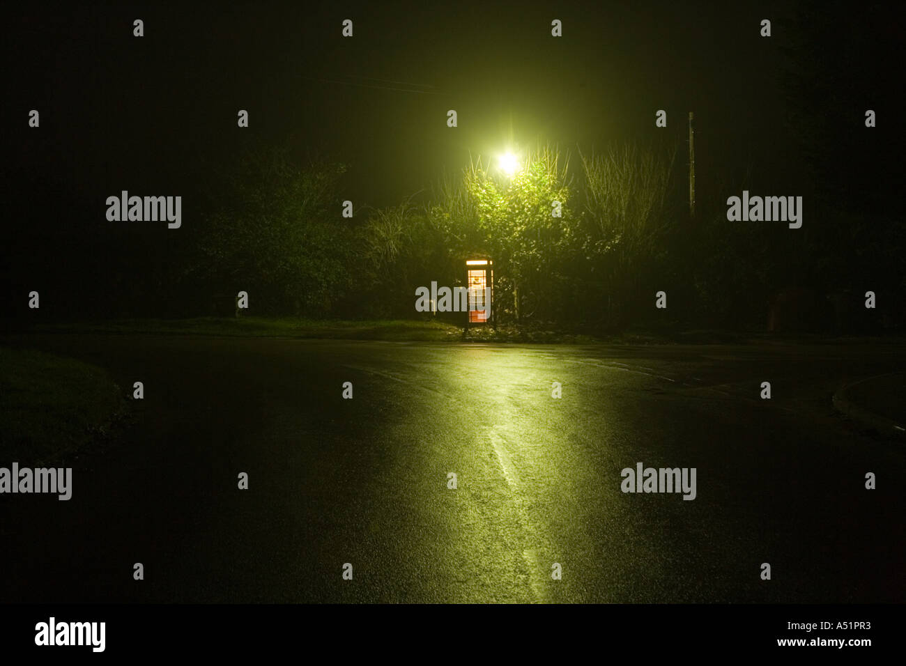 Une cabine téléphonique sous une lampe de rue dans un village éloigné, UK Banque D'Images