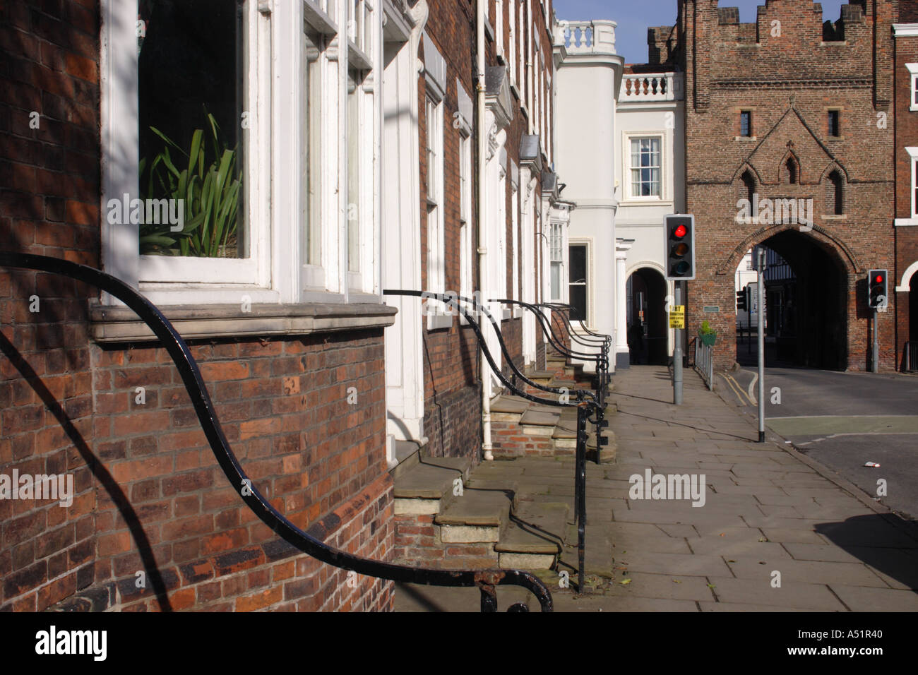 Maisons géorgiennes traditionnelles en face de la cité médiévale au bar de la passerelle nord Yorkshire Beverley dans UK Banque D'Images