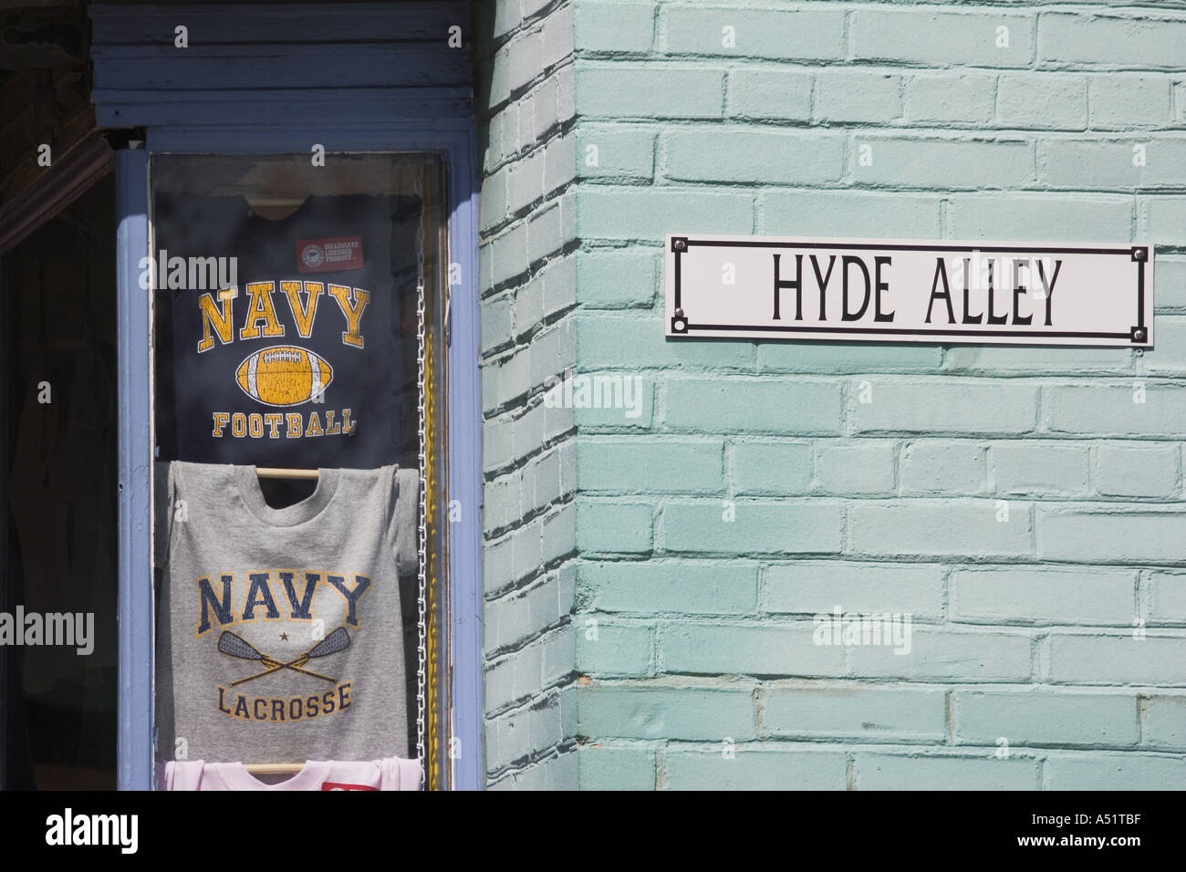 Football l'équipe de crosse de la Marine et de l'appui de t-shirts en vitrine près de l'Académie Navale d'Annapolis dans le Maryland Banque D'Images