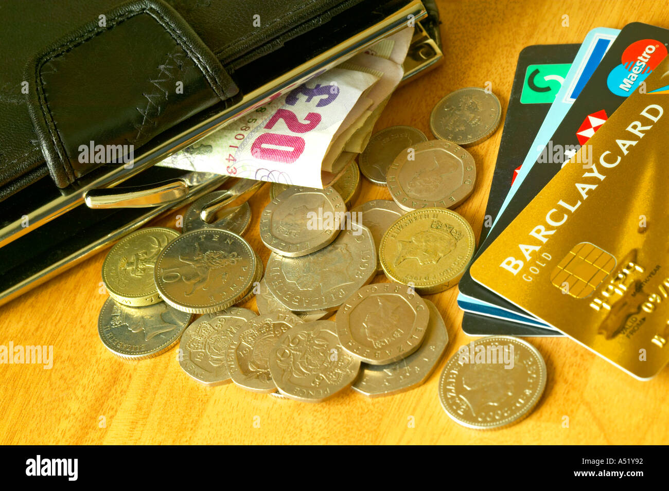 Dépenser de l'argent sous forme de pièces et de billets Banque D'Images