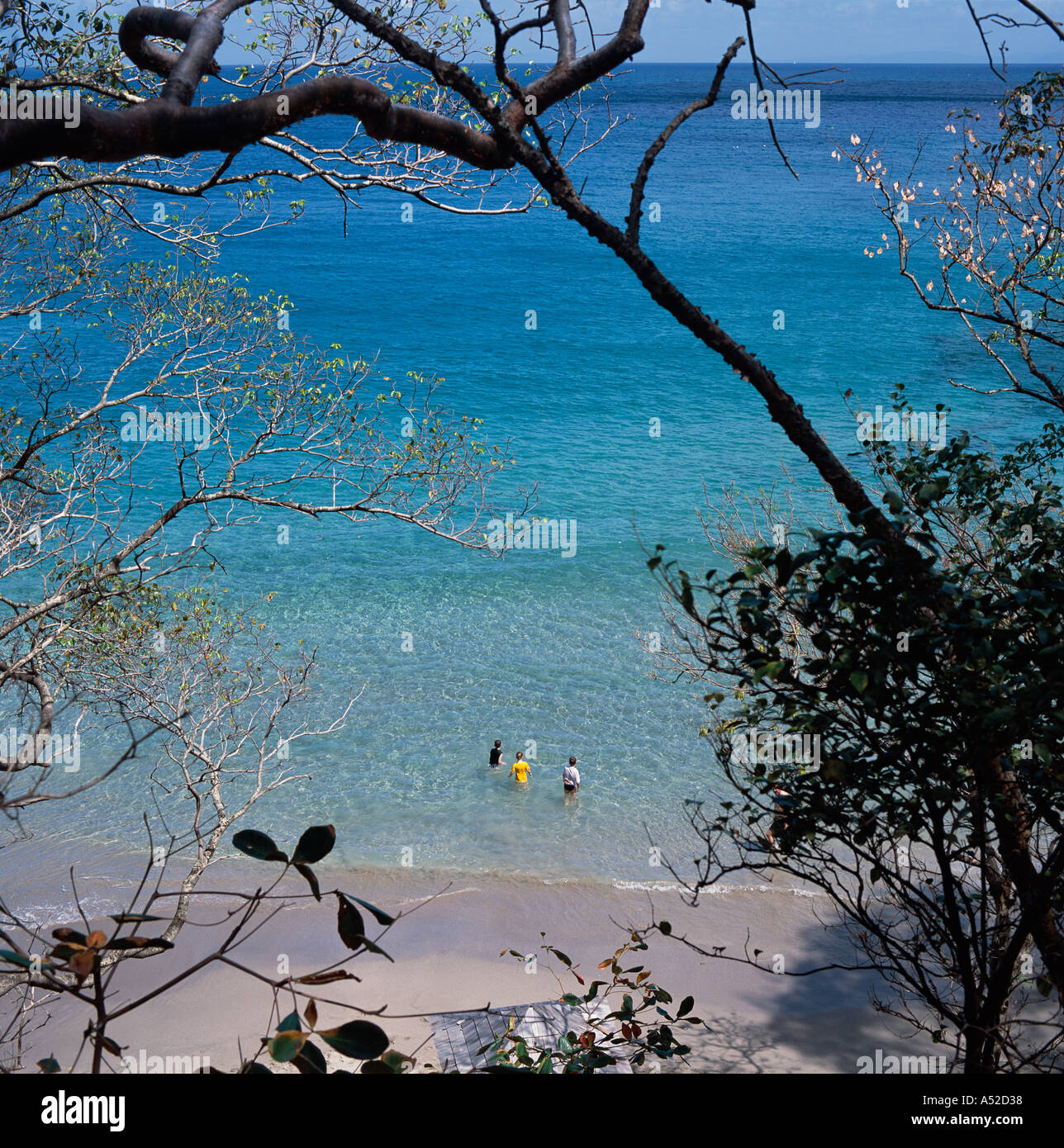 Regarder sur trois jeunes vacanciers à Smugglers Beach Gros Islet côte nord-ouest des Caraïbes Sainte-Lucie Banque D'Images