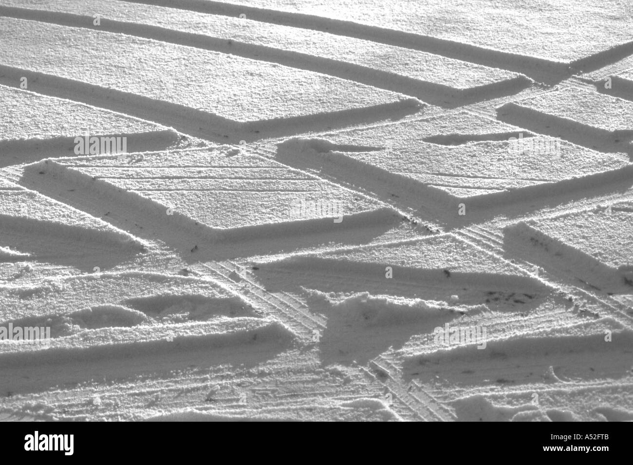 Les traces de pneus dans la neige Banque D'Images