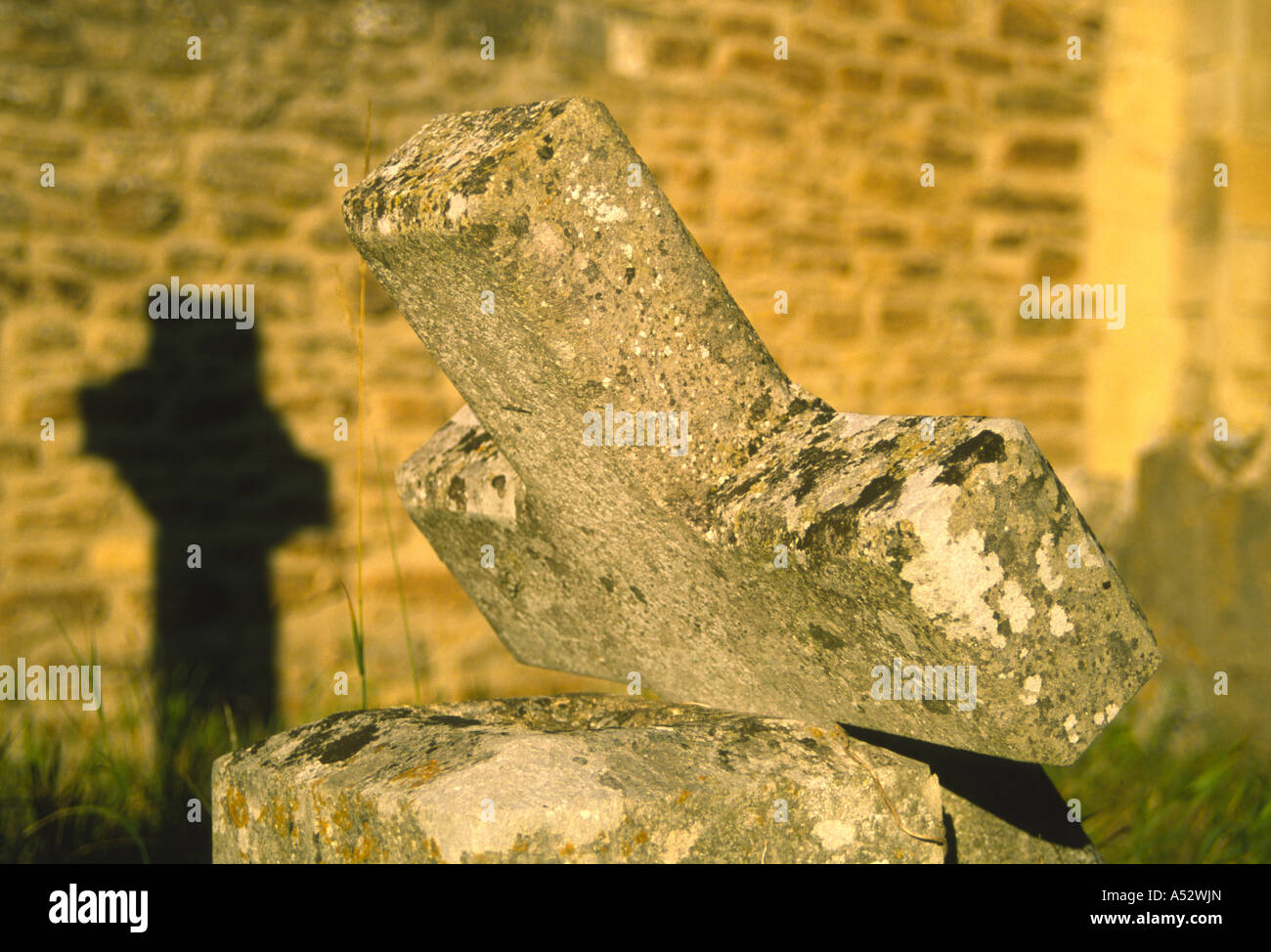 Ombre d'une croix celtique et pierre tombale d'Iffley Church Cimetière Oxford Angleterre 2003 Banque D'Images