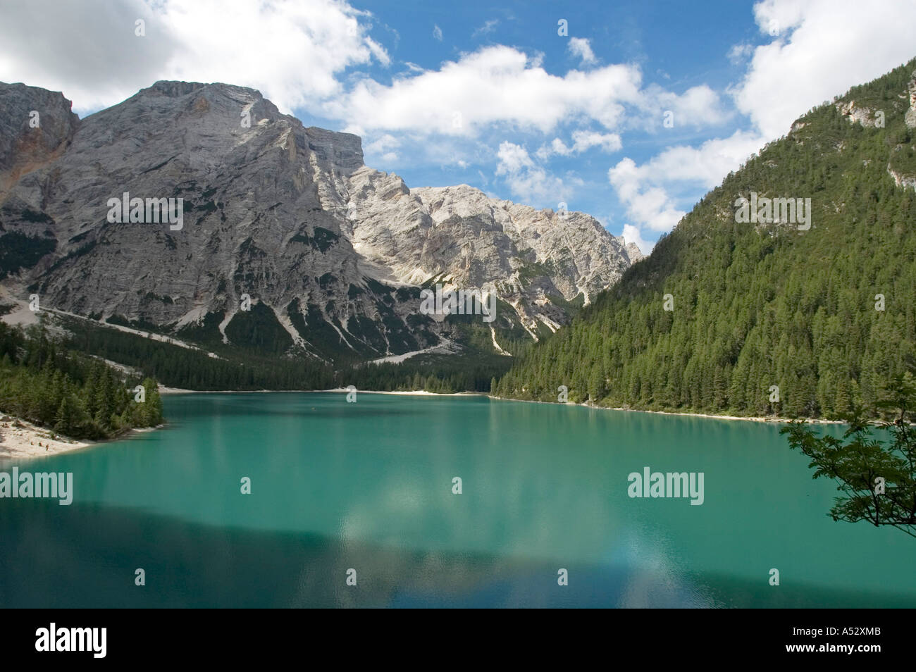 À la Pragser lac Lago di Braies dans la vallée de Pusteria Tyrol du sud de l'Italie avec le Suedtirol Seekofel Croda di Becco Banque D'Images