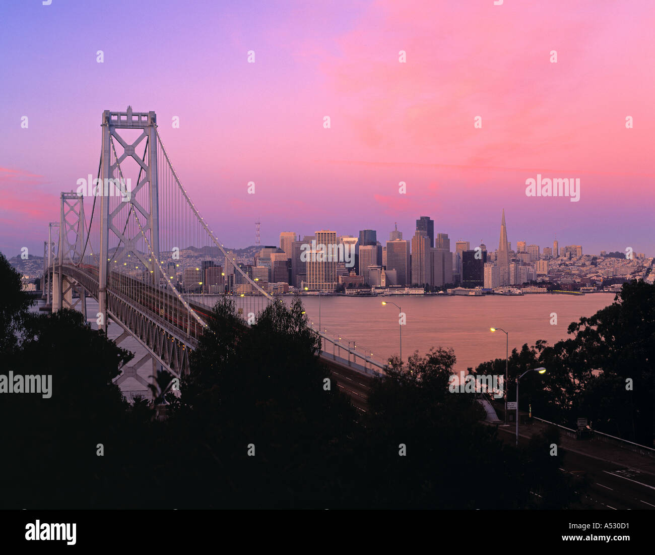 Oakland Bay Bridge & San Francisco, Californie, USA Banque D'Images