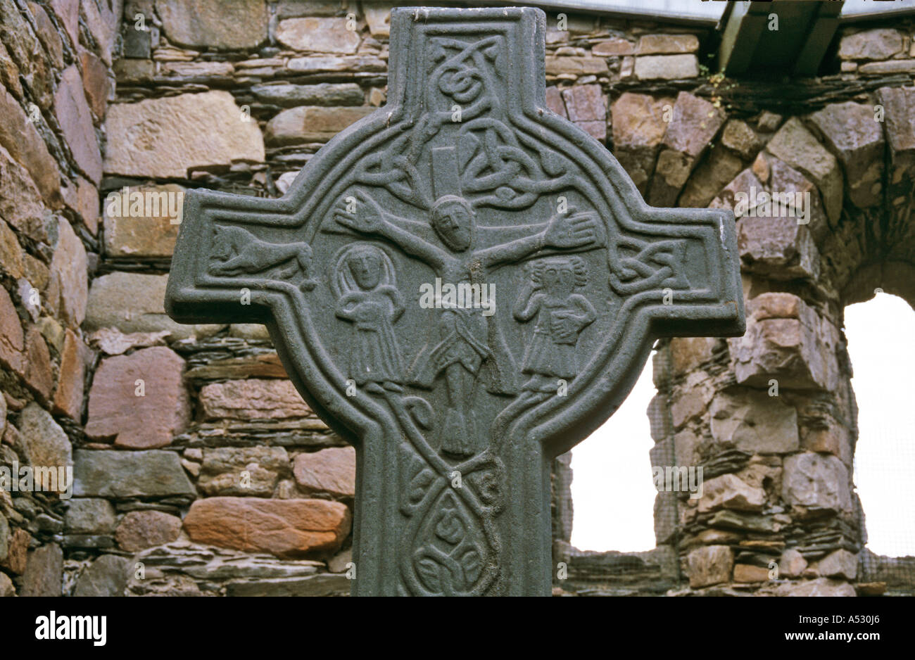 Malcolm Cross dans la chapelle Kilmory sur la péninsule de Knapdale en Écosse Banque D'Images