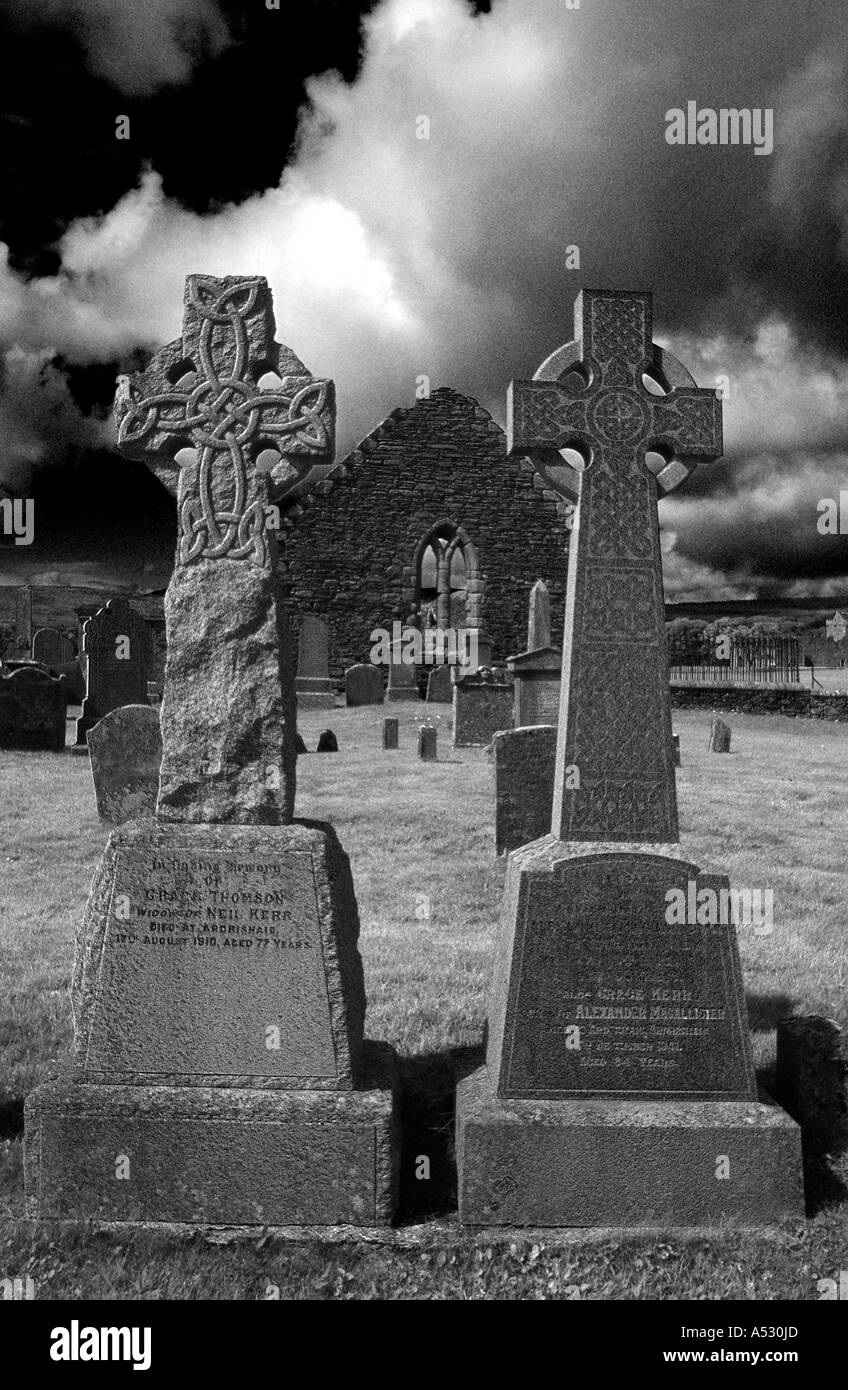 Capture d'infrarouge croix celtiques au ruines de l'église St Brendan kintyre en Écosse. Banque D'Images