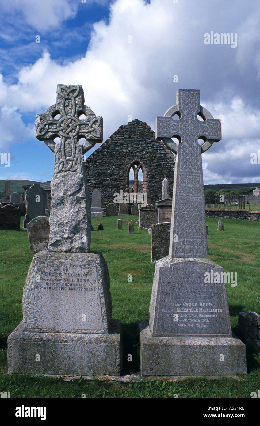 Croix celtiques et les ruines de l'église St Brendan kintyre en Écosse. Banque D'Images