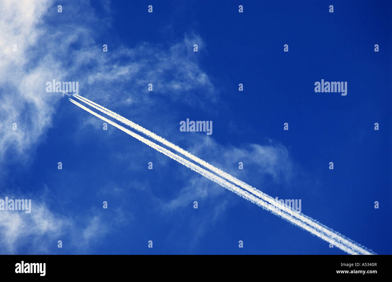 Des traînées de vapeur à partir des avions de ligne dans le ciel au-dessus d'Essex près de l'aéroport de Stansted. Banque D'Images