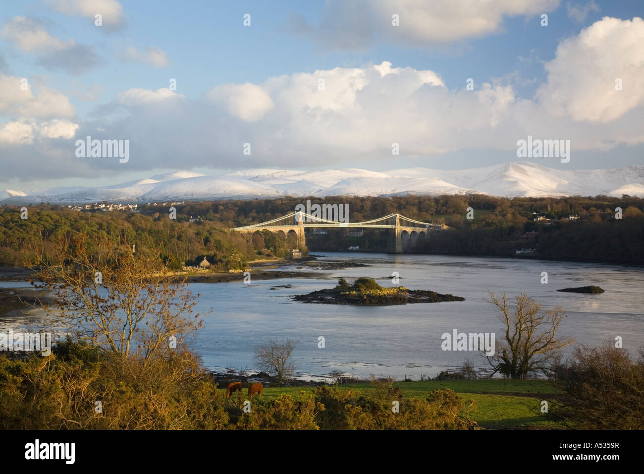 Vue de pont suspendu de Menai 1826 voyage Détroit de Menai avec de la neige sur les montagnes de l''Anglesey au nord du Pays de Galles Royaume-uni Grande-Bretagne Banque D'Images