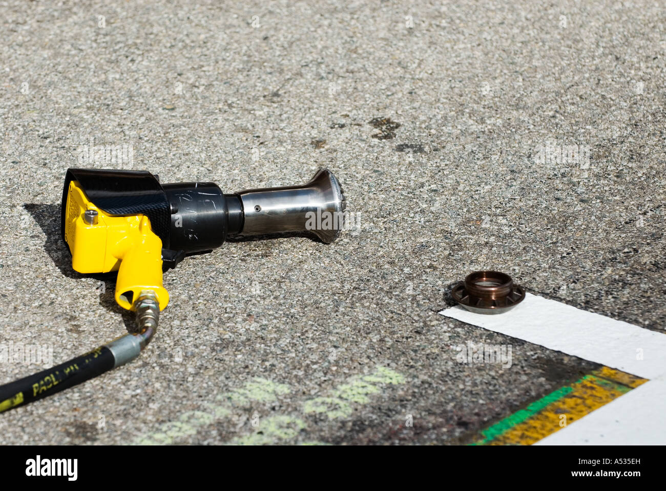 Une formule 1 et une clé à choc lognut une roue sur l'asphalte en fosse de  racetrack Photo Stock - Alamy