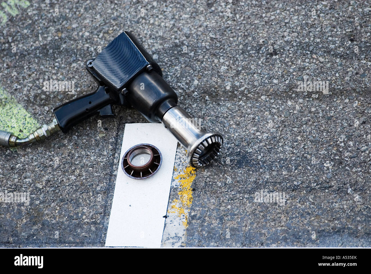 Une formule 1 et une clé à choc lognut une roue sur l'asphalte en fosse de  racetrack Photo Stock - Alamy