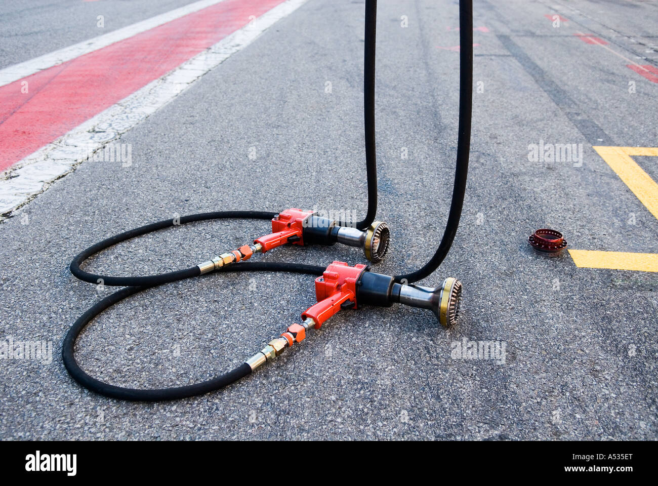Formule 1 deux clés à chocs et une des roues lognut sur trottoir en fosse de racetrack Banque D'Images