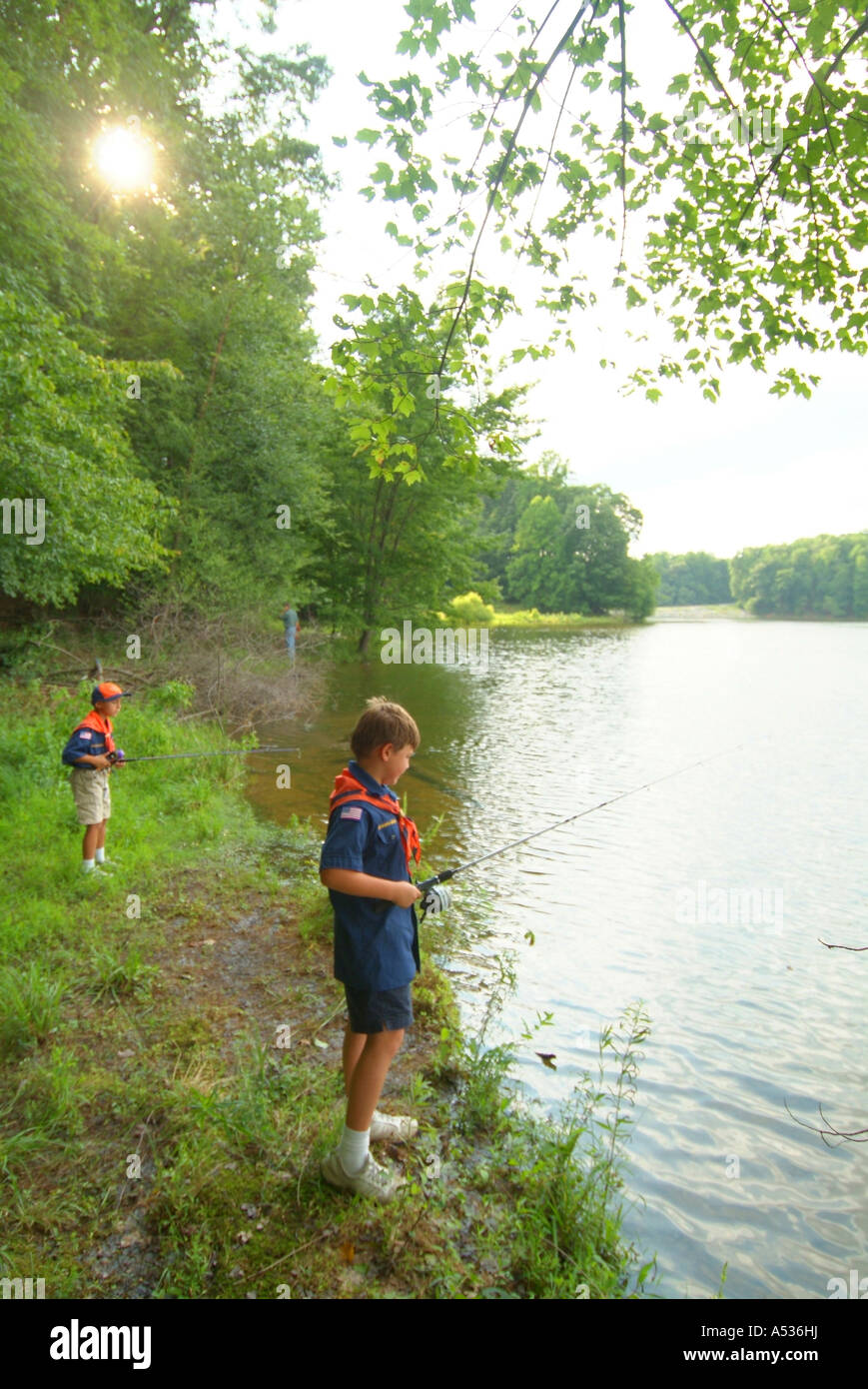 Un petit lac qui a été formé par le barrage fournit des possibilités de pêche pour les scouts et d'autres personnes Banque D'Images