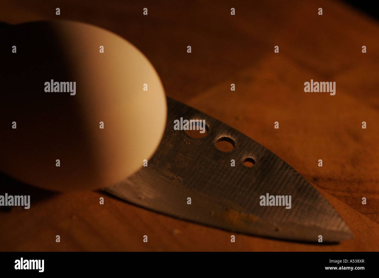 L'alimentation : Oeuf dans Shadowwith Knife on Cutting Board Banque D'Images