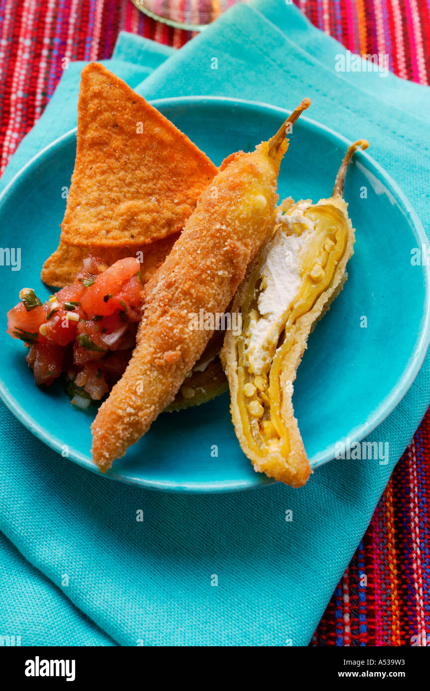 Piments panés farcis au fromage de brebis chips salsa Banque D'Images