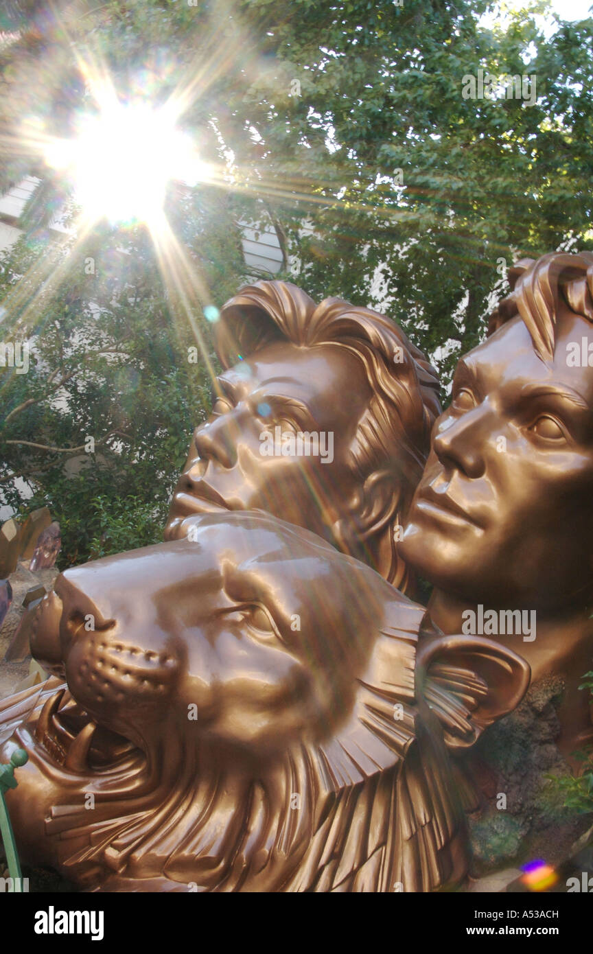 Buste : Sigfred & Roy & Lion avec la lumière de l'arbre intermédiaire chatoyante Banque D'Images