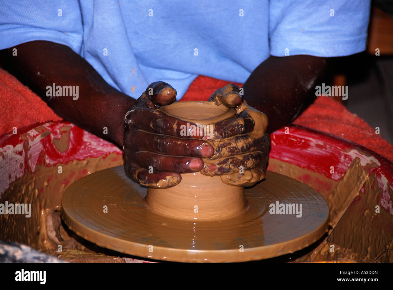 Gros plan des mains de la poterie africaine bouilloire dans la région de Pilgrim's Rest, Mpumalanga, Afrique du Sud Banque D'Images
